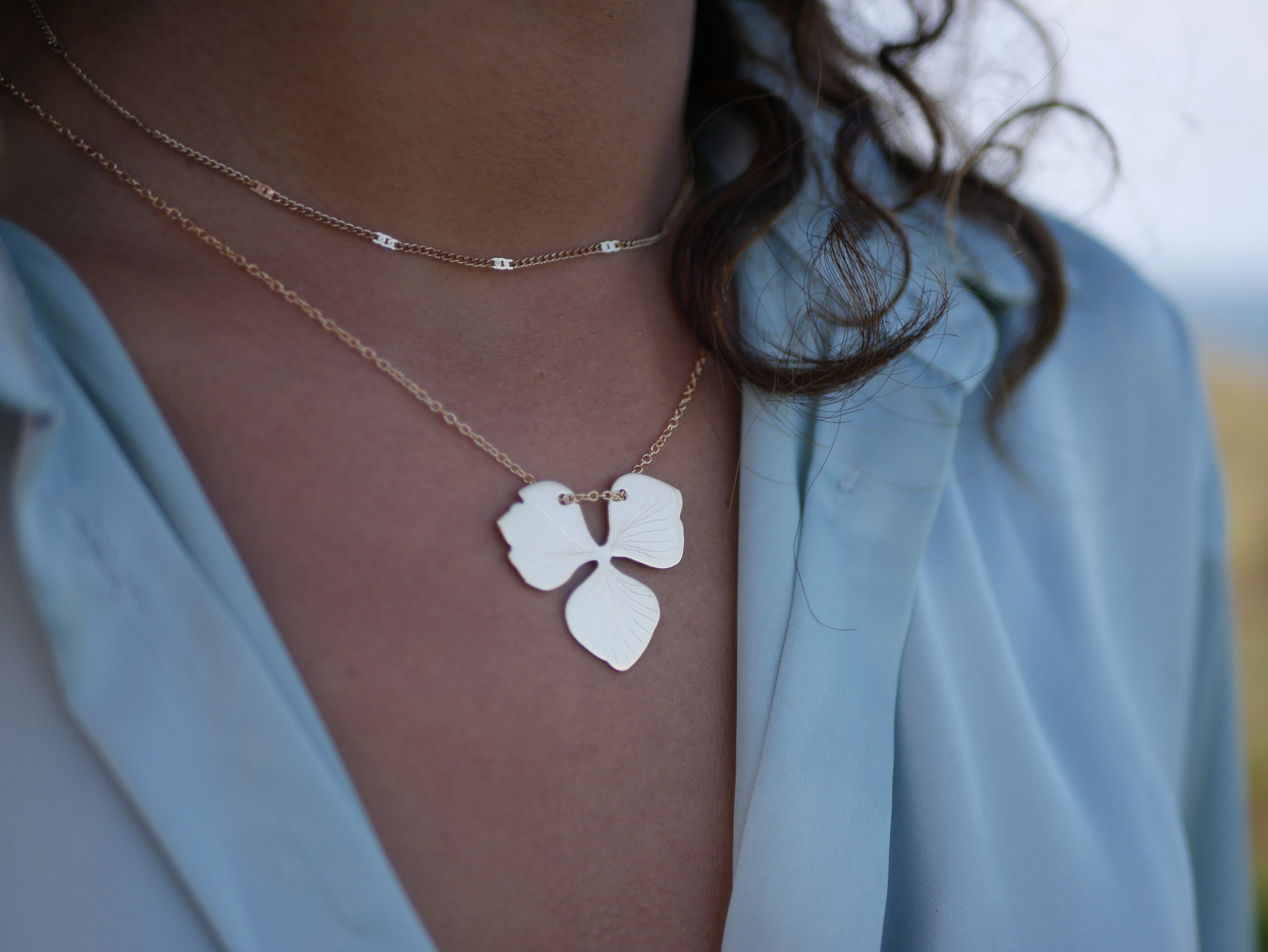 Charger la vidéo : De la fleur au bijou, les coulisses de fabrication